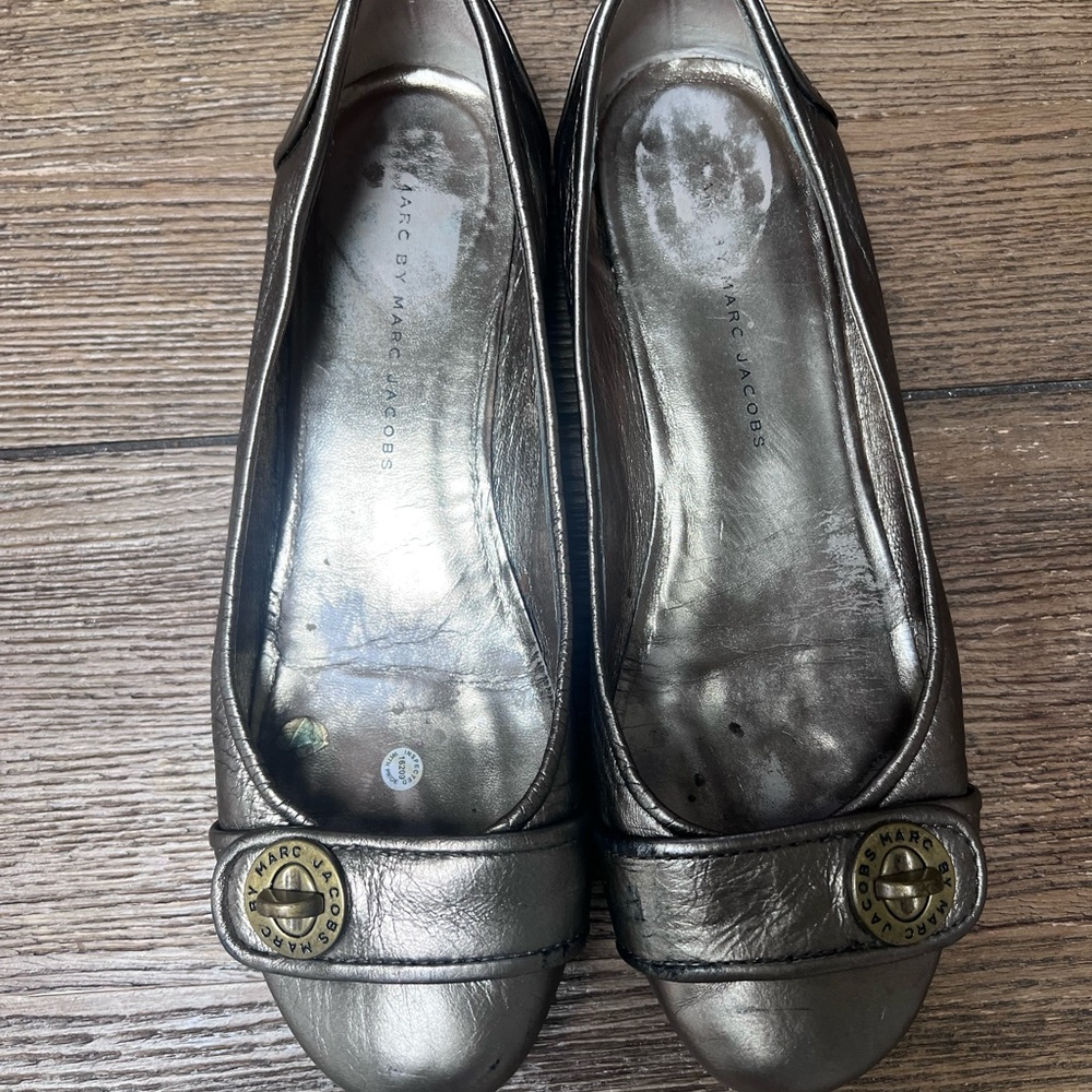 MARC JACOBS pewter metallic turnlock logo flats shoes - Picture 6 of 10